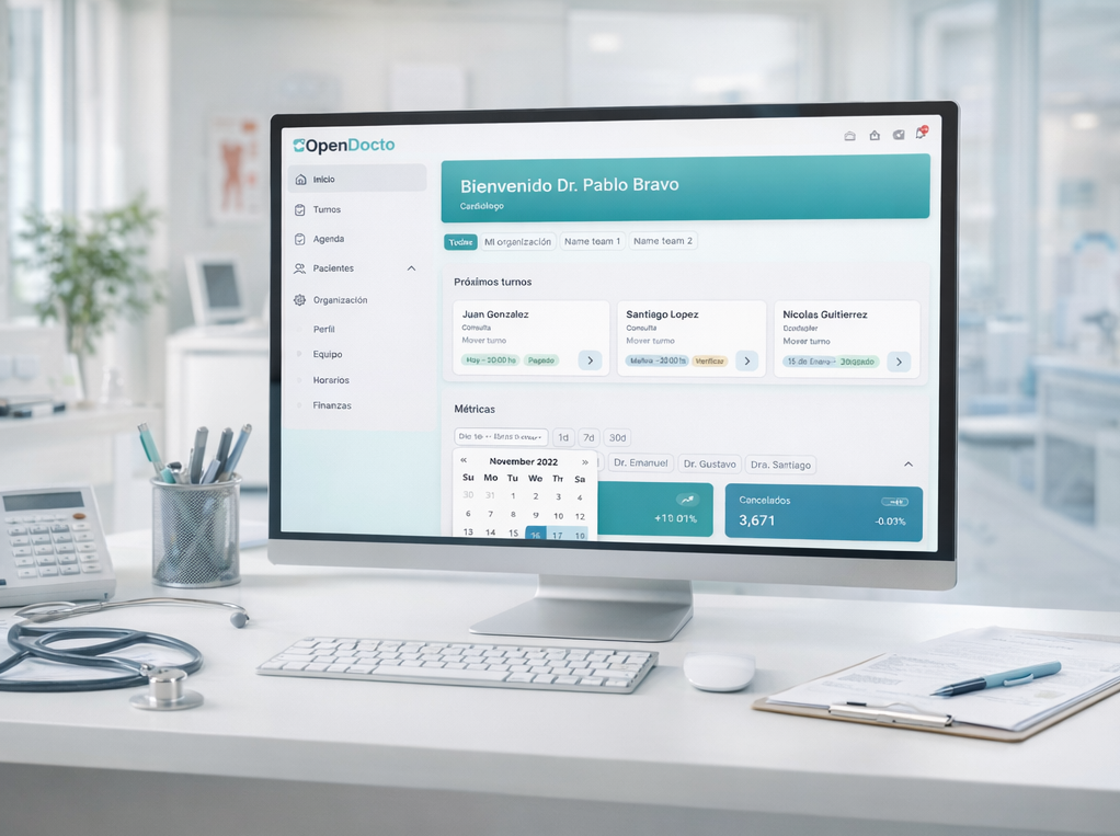 Médico usando el portal web de OpenDocto
