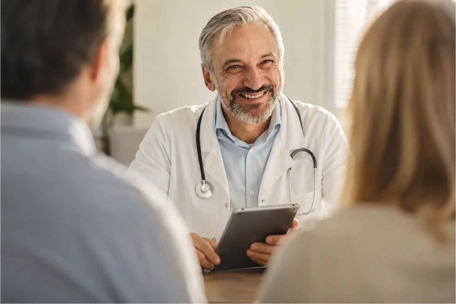 Médico conversando con paciente
